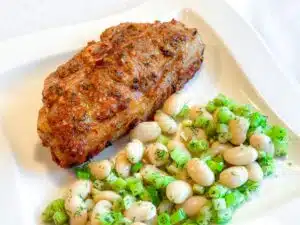 Turkse lamskarbonade met salade van bonen bleekselderij en dille Turkse lamskarbonade met salade van bonen bleekselderij en dille