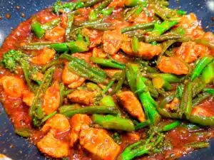 dakgalbi – pitige kip met sugarsnaps en bimi dakgalbi - pitige kip met sugarsnaps en bimi