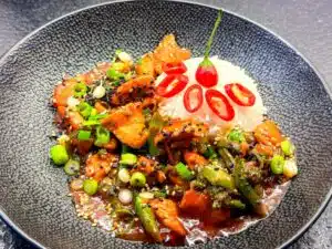 dakgalbi – pittige Koreaaanse wokschotel met kip