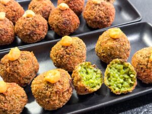 bombas de arroz verde - gefrituurde Spaanse rijstballen