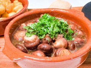 champiñones con salsa de cerveza y tomillo