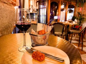 croquetas y vino - Lamucca Madrid