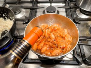 gamba-olie maken - koppen en schalen afblussen met Brandy de Jerez