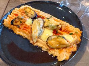 hummus de garbanzos y mejillones en escabeche