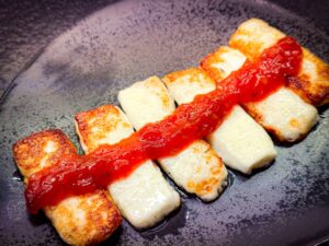 queso frito con salsa de tomate