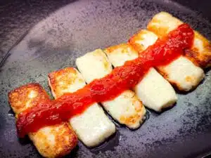 queso frito con salsa de tomate