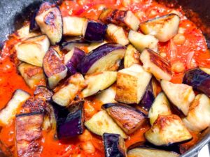 Libanese maghmour is een vegetarische stoofpot met aubergine kikkererwten en tomaten