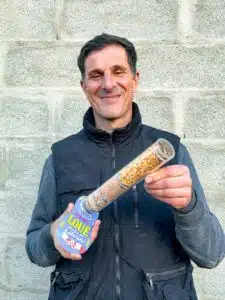 Monsieur Tertereau toont het plantaardige voer dat zijn kippen krijgen - vooral maïs en tarwe