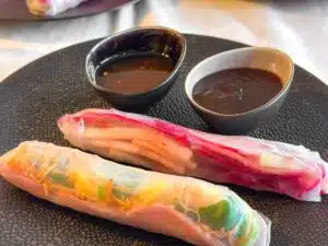 twee variaties van Vietnamese lenterollen met gerookte eendenborst