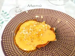 coquilles met schuim van pittige chorizo en krokante varkenshuid