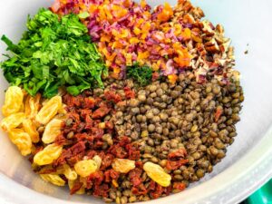 linzensalade met rozijnen abrikozen walnoten peterselie en dille
