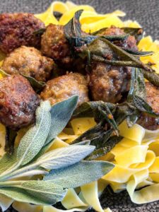 Italiaanse saliegehaktballetjes met pasta