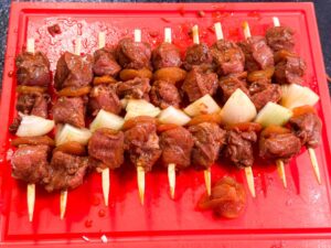 lamssosaties met abrikozen