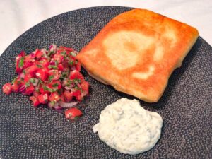 mhajeb - tomaten-muntsalade - yoghurtdip met munt en citroen