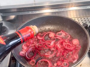 rode ui met rode wijn en balsamico