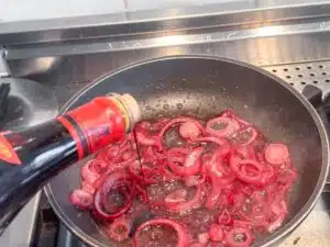 rode ui met rode wijn en balsamico