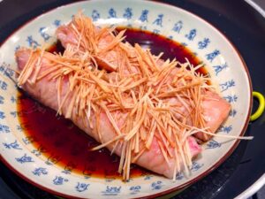vis met gember en sojasaus stomen in de wok