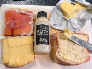 voorbereiding croque truffe met brioche Comté en jambon de Bayonne