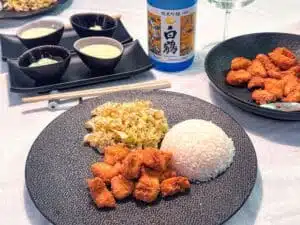karaage met Japanse koolsalade en sake