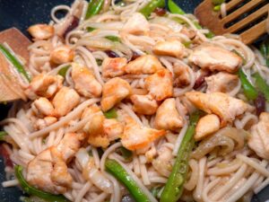 wokgerecht met kip - yuzu ponzu - udon noodles