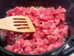 lamsbout in kleine blokjes snijden