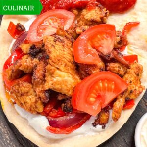 Turkse döner kebab van kalkoen met witte en rode saus