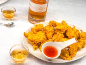 cucur ayam met zoetzure chilisaus en pruimenwijn