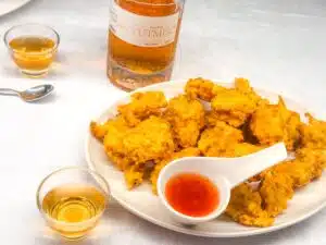 cucur ayam met zoetzure chilisaus en pruimenwijn