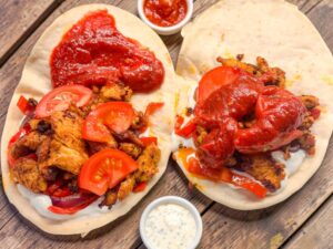 döner kebab van kalkoen met witte en rode saus