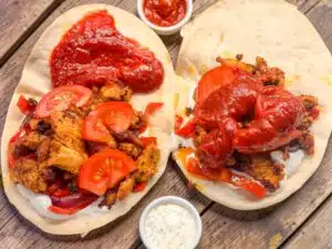 döner kebab van kalkoen met witte en rode saus
