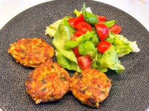 pastakoekjes en salade met tomaat