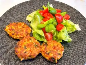 pastakoekjes en salade met tomaat