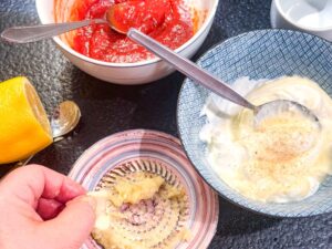 rode en witte saus voor döner kebab