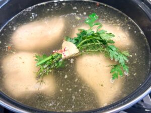 kip koken voor Gentse waterzooi