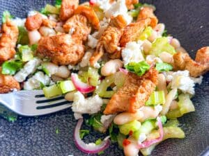 kip met baharat bij salade met witte bonen ingelegde bleekselderij en feta