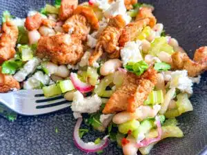 kip met baharat bij salade met witte bonen ingelegde bleekselderij en feta