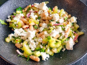 salade met witte bonen ingelegde bleekselderij en feta