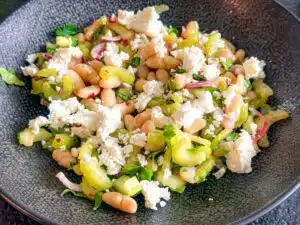 salade met witte bonen ingelegde bleekselderij en feta