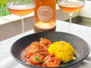 Can Gelat rosé met gamba's en rode chermoula